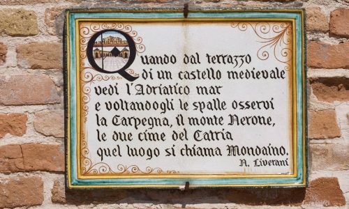 Mondaino - targa maiolica sulla facciata della Rocca
