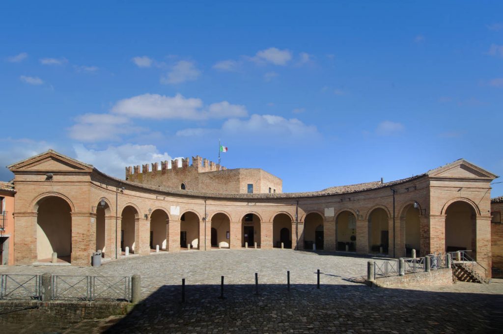 Piazza Maggiore di Mondaino e il loggiato