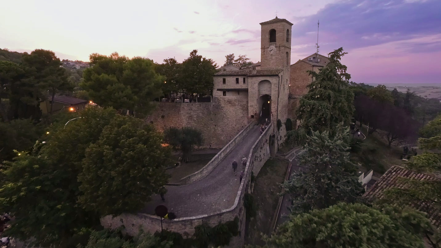 Montegridolfo ingresso al tramonto