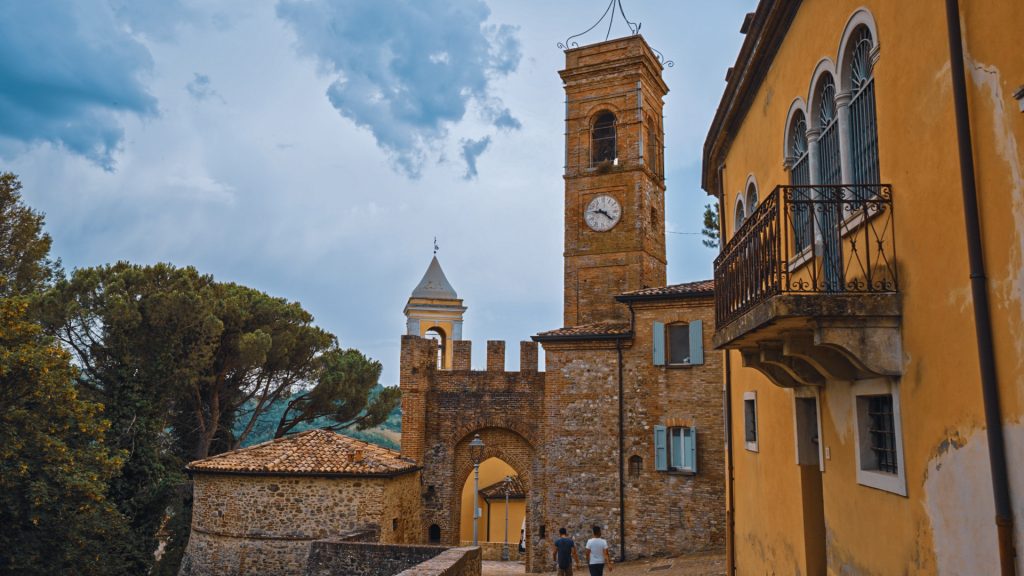 Torre civica di Monte Colombo