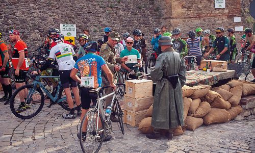 Partenza della ciclostorica La Gotica della Valconca con soldato nazista in uniforme