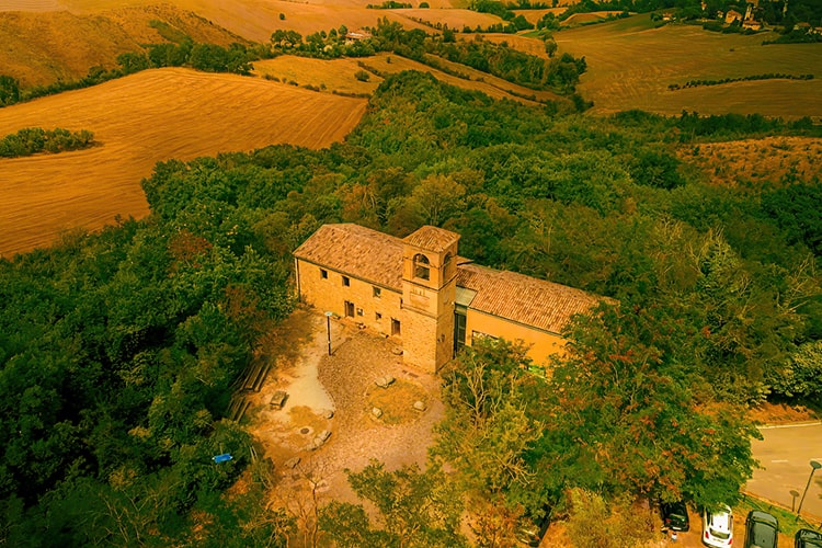 Gemmano Centro visite Grotte di Onferno vista dall'alto