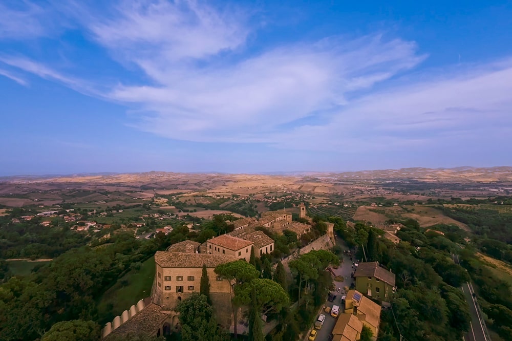 Vista del Castello di Montegridolfo con Palazzo Viviani dall'alto