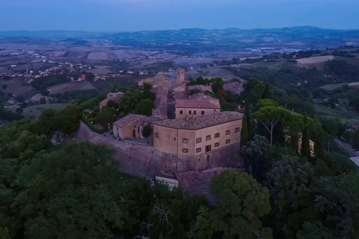 Palazzo Viviani Montegridolfo al tramonto