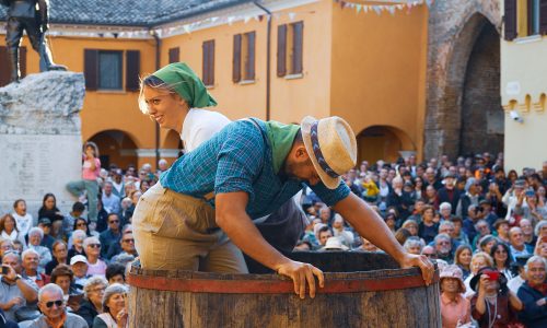 San-Giovanni-in-Marignano_Capodanno-del-Vino-e-Palio-della-Pigiatura_concorrenti nel tino durante il Palio della Pigiatura