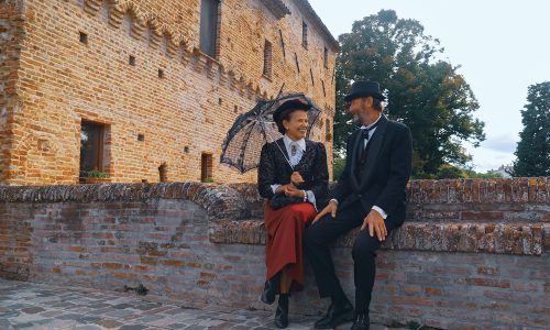 San-Giovanni-in-Marignano_Capodanno-del-Vino-e-Palio-della-Pigiatura figuranti sul ponte del Ventena