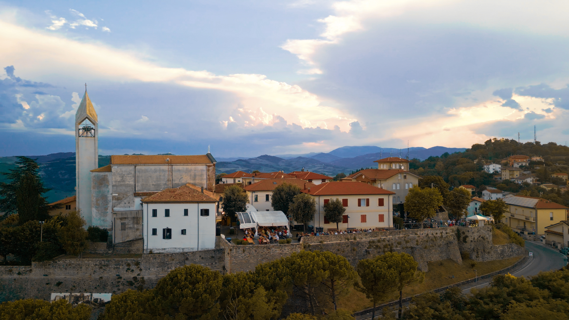 Borgo di Gemmano visto dall'alto con vista sulle colline della Valconca